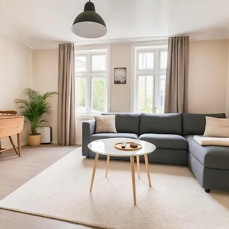 Trio In Centre - Norwegians Minimum Age 25 Берген