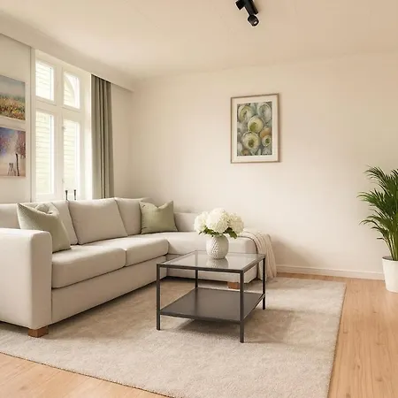 Trio In Centre - Norwegians Minimum Age 25