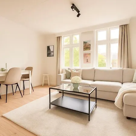 Trio In Centre - Norwegians Minimum Age 25 *