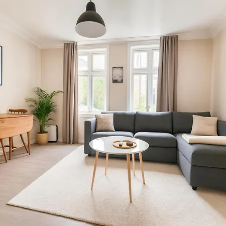 Trio In Centre - Norwegians Minimum Age 25 Bergen