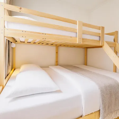 Trio In Centre - Norwegians Minimum Age 25 برغن