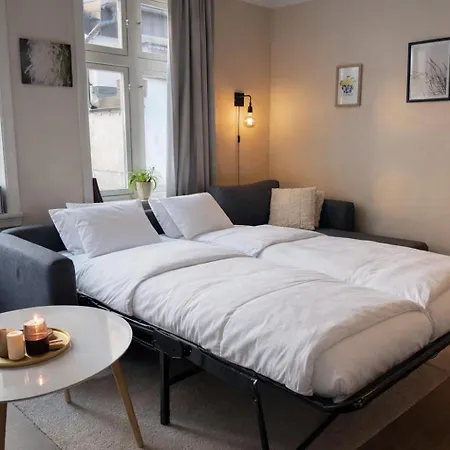 Trio In Centre - Norwegians Minimum Age 25 * Bergen