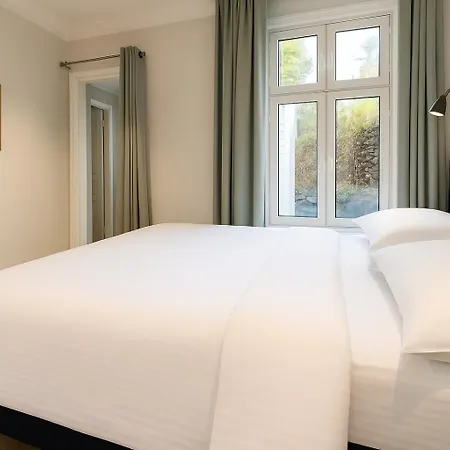 Trio In Centre - Norwegians Minimum Age 25 * برغن