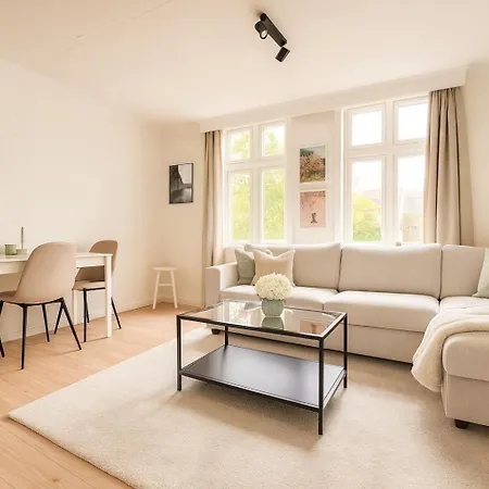 Trio In Centre - Norwegians Minimum Age 25 * برغن