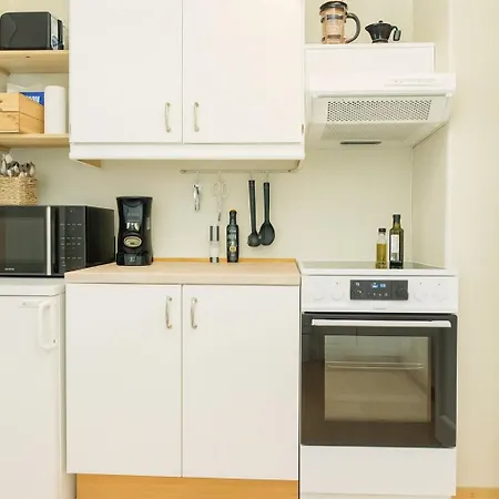 Trio In Centre - Norwegians Minimum Age 25