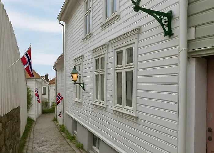 Trio In Centre - Norwegians Minimum Age 25 * Bergen