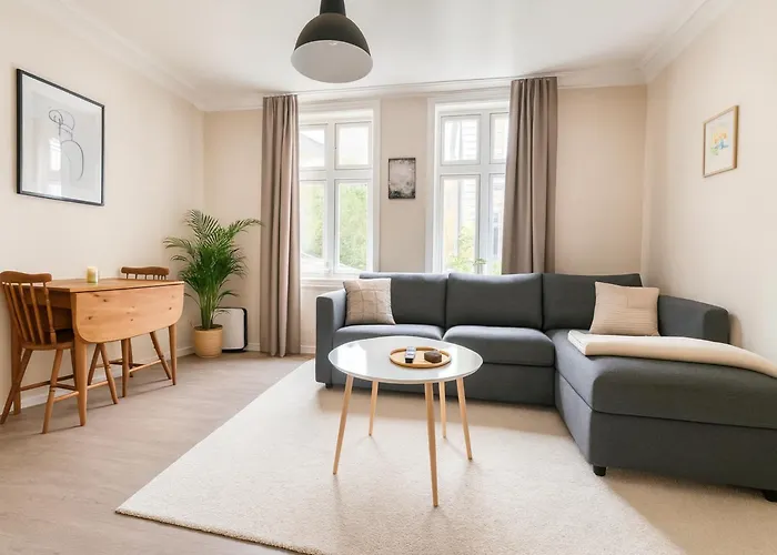 Trio In Centre - Norwegians Minimum Age 25 Bergen