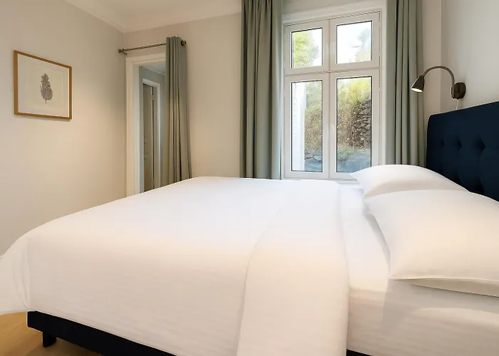 Trio In Centre - Norwegians Minimum Age 25 * Bergen