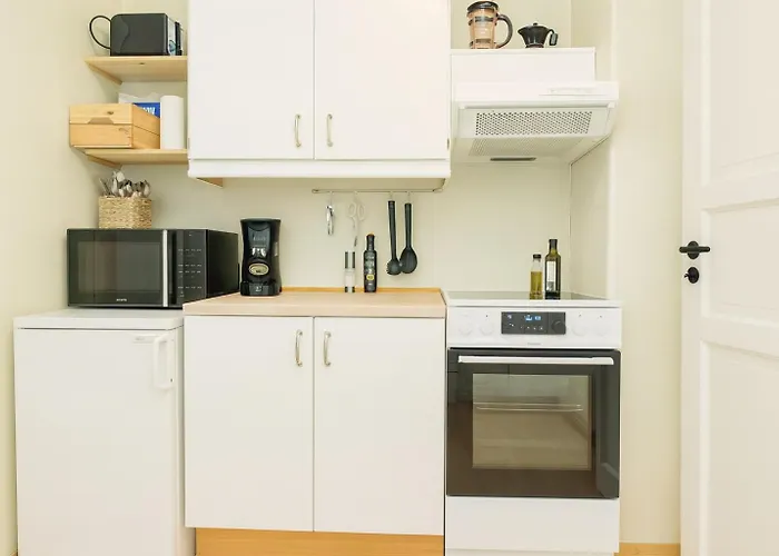 Trio In Centre - Norwegians Minimum Age 25