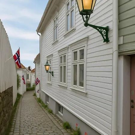 Trio In Centre - Norwegians Minimum Age 25 * Берген