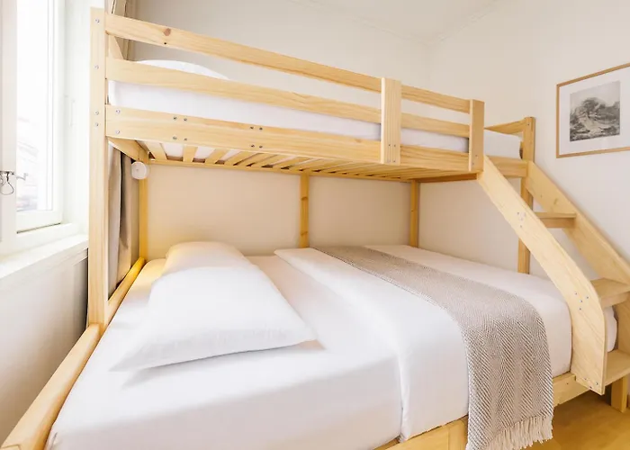 Trio In Centre - Norwegians Minimum Age 25 Bergen